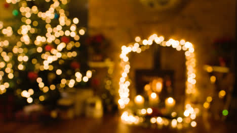 Defokussierter-Schuss-Von-Weihnachten-Zu-Hause-Mit-Geschenken-Um-Baumfeuer-Und-Kerzen