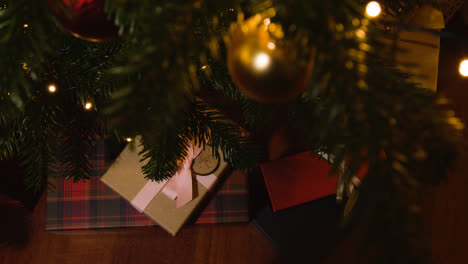 Nahaufnahme-Von-Geschenken-Unter-Dem-Weihnachtsbaum-Zu-Hause