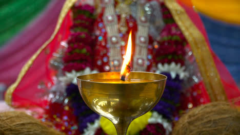 Lámpara-De-Latón-Encendida-Con-La-Diosa-Hindú-Durga-Mata-Ji-En-La-Celebración-De-Navratri-3