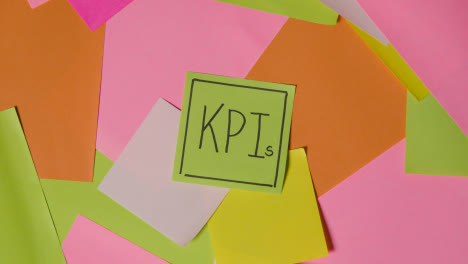 Business-Concept-Of-Revolving-Sticky-Notes-With-KPI-Written-On-Top-Note