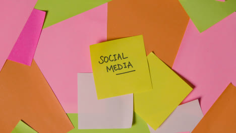 Business-Concept-Of-Revolving-Sticky-Notes-With-Social-Media-Written-On-Top-Note