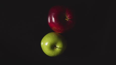 Overhead-Studioaufnahme-Der-Handernte-Von-Roten-Und-Grünen-Äpfeln,-Die-Sich-Vor-Schwarzem-Hintergrund-Drehen-1