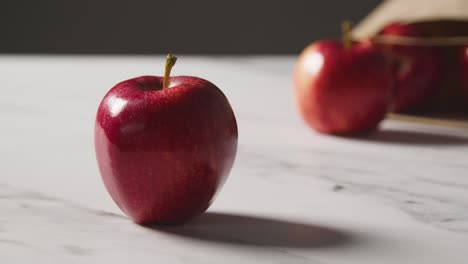 Foto-De-Estudio-De-Una-Bolsa-De-Papel-De-Manzanas-Rojas-En-La-Superficie-De-La-Cocina-De-Mármol-1