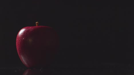 Studioaufnahme-Eines-Roten-Apfels,-Der-Sich-Vor-Schwarzem-Hintergrund-Dreht-1