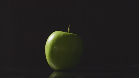 Studioaufnahme-Von-Grünem-Apfel,-Der-Sich-Vor-Schwarzem-Hintergrund-Dreht