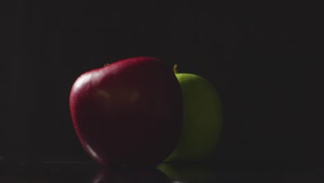 Foto-De-Estudio-De-Manzanas-Rojas-Y-Verdes-Girando-Sobre-Fondo-Negro-1