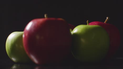 Foto-De-Estudio-De-Manzanas-Rojas-Y-Verdes-Girando-Sobre-Fondo-Negro-2