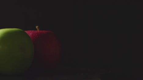 Studioaufnahme-Von-Roten-Und-Grünen-Äpfeln,-Die-Sich-Vor-Schwarzem-Hintergrund-Drehen-3