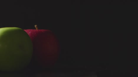 Foto-De-Estudio-De-Manzanas-Rojas-Y-Verdes-Girando-Sobre-Fondo-Negro-3