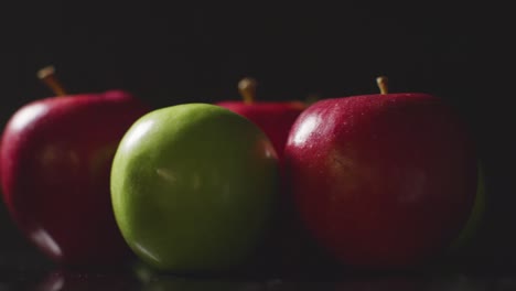 Studioaufnahme-Von-Roten-Und-Grünen-Äpfeln,-Die-Sich-Vor-Schwarzem-Hintergrund-Drehen-4