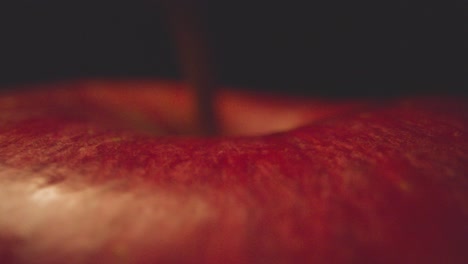 Makrostudioaufnahme-Des-Roten-Apfels,-Der-Sich-Vor-Schwarzem-Hintergrund-Dreht
