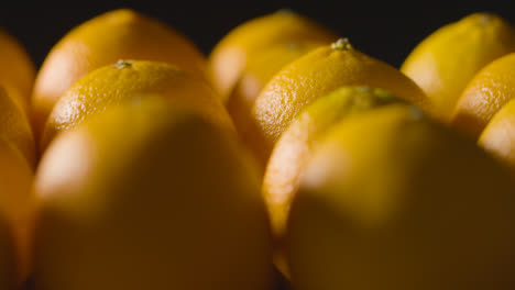 Primer-Plano-De-Estudio-De-Recogida-Manual-De-Naranjas-Girando-Sobre-Fondo-Negro