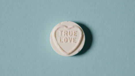Caramelo-De-Corazón-Con-Mensaje-De-Amor-Verdadero-Sobre-Fondo-Azul
