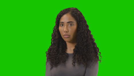 Porträt-Einer-Traurig-Aussehenden-Frau-Vor-Grünem-Bildschirm