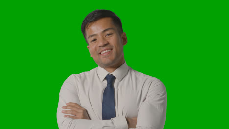 Porträt-Eines-Geschäftsmannes-In-Hemd-Und-Krawatte-Vor-Grünem-Bildschirm,-Der-In-Die-Kamera-2-Lächelt