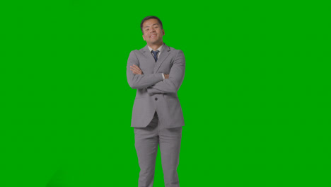 Dreiviertelporträt-Eines-Geschäftsmannes-Im-Anzug-Vor-Grünem-Bildschirm,-Der-In-Die-Kamera-1-Lächelt