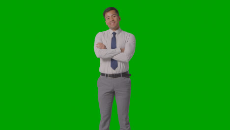 Porträt-Eines-Geschäftsmannes-In-Hemd-Und-Krawatte-Vor-Grünem-Bildschirm,-Der-In-Die-Kamera-4-Lächelt