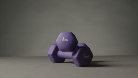 Fitness-Studioaufnahme-Von-Übungshantelgewichten-Vor-Grauem-Hintergrund-11