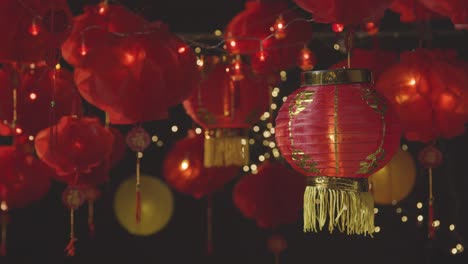 Studioaufnahme-Bunter-Chinesischer-Laternen,-Die-Das-Neue-Jahr-Feiern,-Hing-Vor-Schwarzem-Hintergrund