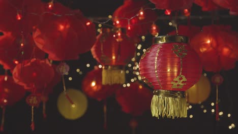 Studioaufnahme-Bunter-Chinesischer-Laternen,-Die-Das-Neue-Jahr-Feiern,-Hing-Vor-Schwarzem-Hintergrund-1