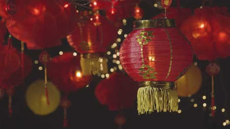 Studioaufnahme-Bunter-Chinesischer-Laternen,-Die-Das-Neue-Jahr-Feiern,-Hing-Vor-Schwarzem-Hintergrund-2