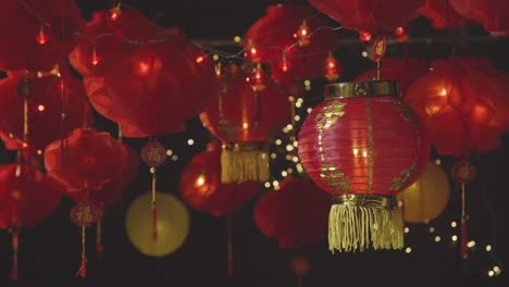 Studioaufnahme-Bunter-Chinesischer-Laternen,-Die-Das-Neue-Jahr-Feiern,-Hing-Vor-Schwarzem-Hintergrund-3