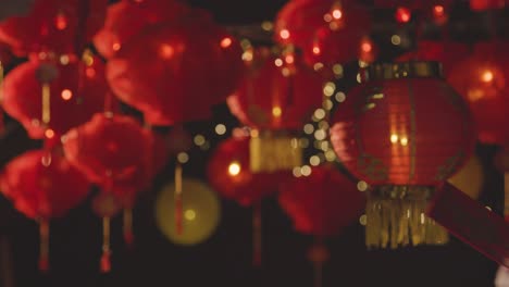 Hände-Tauschen-Karten-Aus,-Die-Das-Chinesische-Neujahr-2023-Feiern,-Mit-Chinesischen-Laternen,-Die-Im-Hintergrund-Aufgehängt-Sind-3