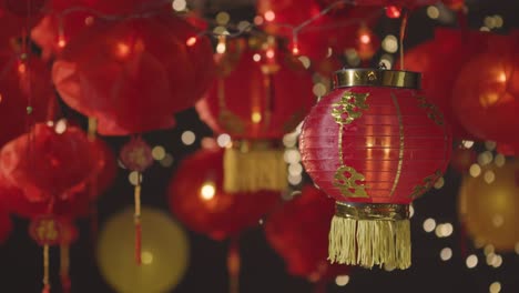 Studioaufnahme-Bunter-Chinesischer-Laternen,-Die-Das-Neue-Jahr-Feiern,-Hing-Vor-Schwarzem-Hintergrund-5