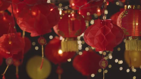 Studioaufnahme-Bunter-Chinesischer-Laternen,-Die-Das-Neue-Jahr-Feiern,-Hing-Vor-Schwarzem-Hintergrund-6