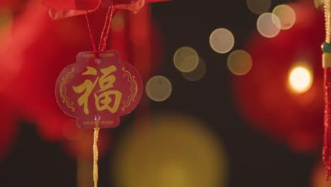 Nahaufnahme-Des-Chinesischen-Symbols,-Das-An-Der-Neujahrslaterne-Hängt