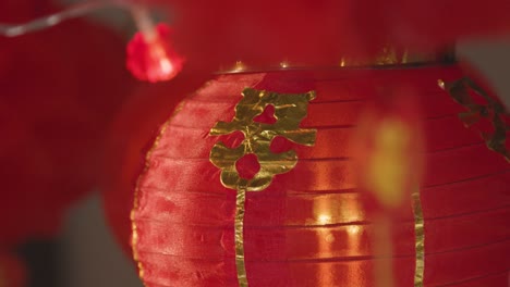 Nahaufnahme-Des-Chinesischen-Symbols,-Das-An-Der-Neujahrslaterne-1-Hängt