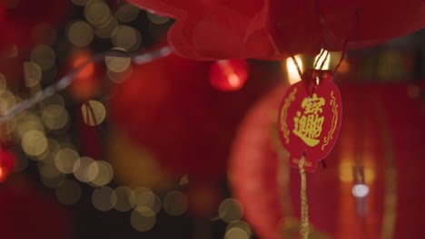 Nahaufnahme-Des-Chinesischen-Symbols,-Das-An-Der-Neujahrslaterne-Hängt-2