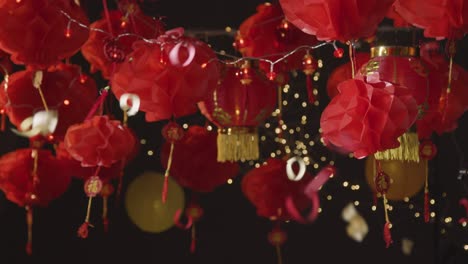 Studioaufnahme-Chinesischer-Laternen,-Die-Das-Neue-Jahr-Mit-Fallendem-Konfetti-Feiern