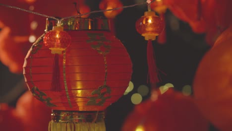 Nahaufnahme-Von-Bunten-Chinesischen-Laternen-Und-Lichtern,-Die-Das-Neue-Jahr-Feiern,-Hing-Vor-Schwarzem-Hintergrund