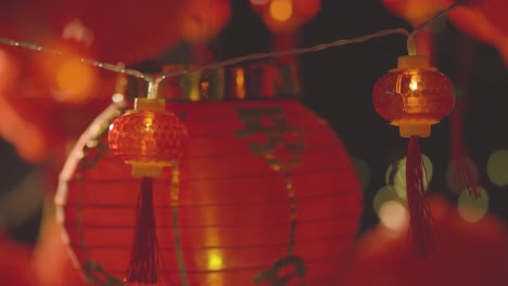 Nahaufnahme-Von-Bunten-Chinesischen-Laternen-Und-Lichtern,-Die-Das-Neue-Jahr-Feiern,-Hing-Vor-Schwarzem-Hintergrund-1
