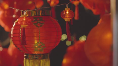 Nahaufnahme-Von-Bunten-Chinesischen-Laternen-Und-Lichtern,-Die-Das-Neue-Jahr-Feiern,-Hing-Vor-Schwarzem-Hintergrund-3