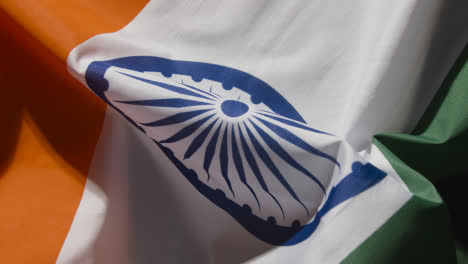 Top-Down-Sockelaufnahme-Der-Sich-Drehenden-Indischen-Flagge