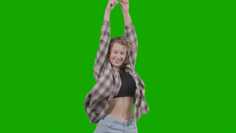 Studioaufnahme-Einer-Jungen-Frau,-Die-Spaß-Beim-Tanzen-Gegen-Green-Screen-Hat-1