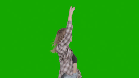 Studioaufnahme-Einer-Jungen-Frau,-Die-Spaß-Beim-Tanzen-Gegen-Green-Screen-Hat-6