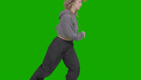 Nahaufnahme-Studioaufnahme-Einer-Jungen-Frau,-Die-Spaß-Beim-Tanzen-Gegen-Green-Screen-Hat-3