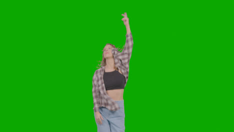 Studioaufnahme-Einer-Jungen-Frau,-Die-Spaß-Beim-Tanzen-Gegen-Green-Screen-Hat-23