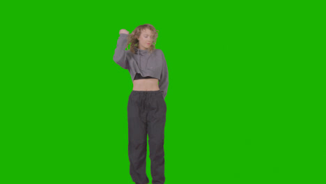 Studioaufnahme-In-Voller-Länge-Einer-Jungen-Frau,-Die-Spaß-Beim-Tanzen-Gegen-Einen-Grünen-Bildschirm-Hat