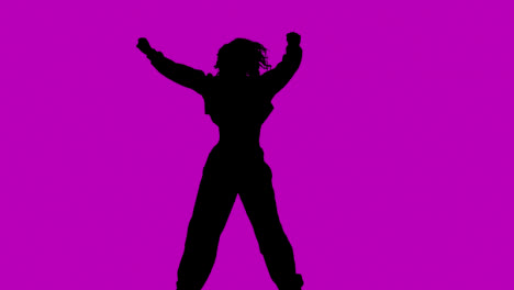 Studio-Silhouette-Einer-Frau,-Die-Vor-Violettem-Hintergrund-Tanzt