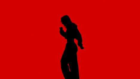 Studio-Silhouette-Einer-Frau,-Die-Vor-Rotem-Hintergrund-Tanzt