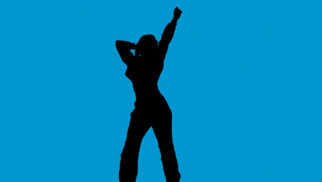 Studio-Silhouette-Einer-Frau,-Die-Vor-Blauem-Hintergrund-Tanzt