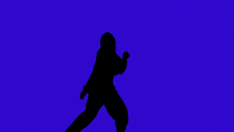 Studiosilhouette-Einer-Frau,-Die-Vor-Blauem-Hintergrund-Tanzt-1