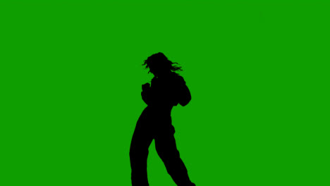 Studiosilhouette-Einer-Frau,-Die-Vor-Grünem-Hintergrund-Tanzt-4