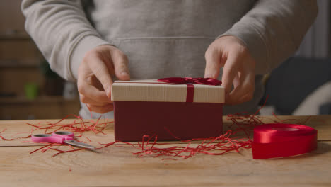 Nahaufnahme-Von-Mann-Zu-Hause-Geschenkverpackung-Romantische-Valentinsgrüße-In-Box-2