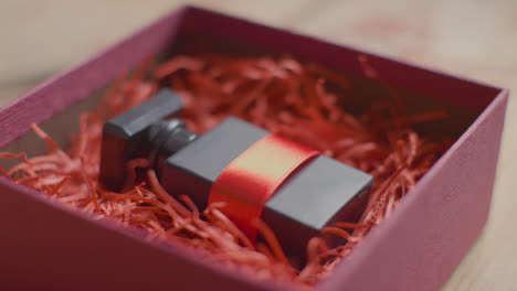 Nahaufnahme-Eines-Romantischen-Valentinsgeschenks-Mit-Parfümgeschenk,-Das-In-Einer-Schachtel-Auf-Tisch-3-Verpackt-Ist