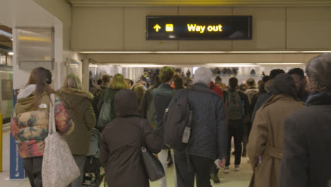 Pasajeros-De-Cercanías-Bajándose-Del-Tren-Del-Reino-Unido-En-La-Estación-De-Euston-En-Londres